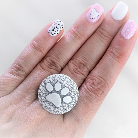 Pierścionek łapa z tłem