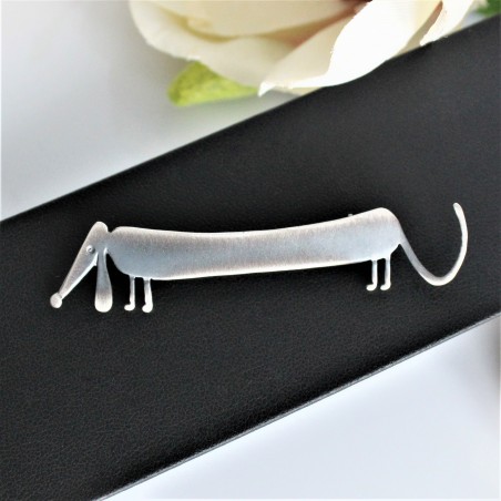 Broszka jamnik oksydowany