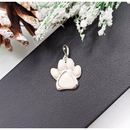 Zawieszka łapka z białym koralem