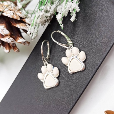 Kolczyki łapki z białym koralem